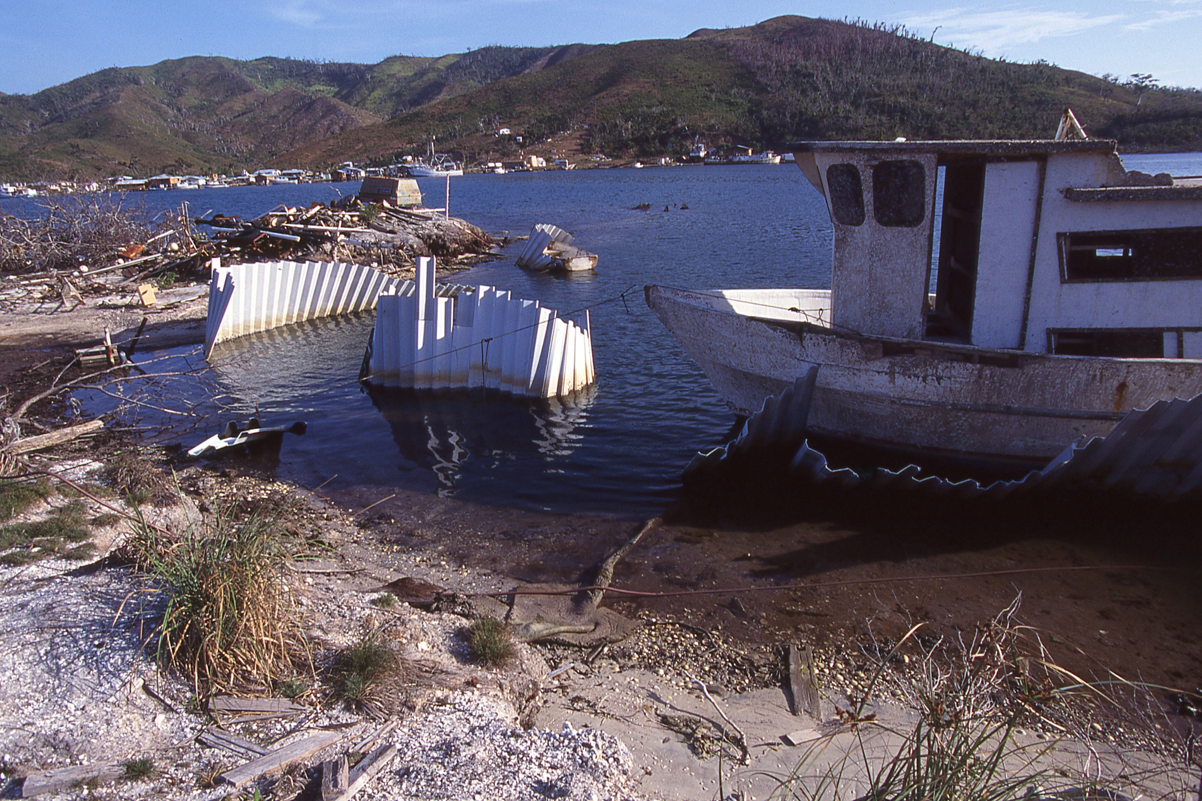 Guanaja,_Bay_of_Islands[1].webp